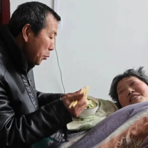 驻马店市正阳县：十六载相守不离 平凡丈夫用爱守护瘫痪妻子