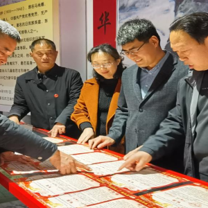 河南省确山县：一枚像章铭英烈 千里回函寄深情